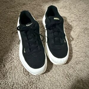 Nike Men's Black and White Athletic Sneakers